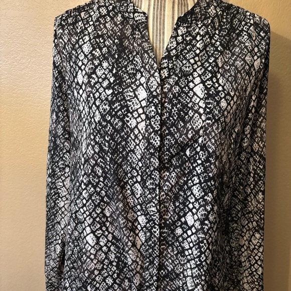 Apt. 9 Monochrome Patterned Blouse Large Animal Print Black White Button-Up Top - Picture 3 of 16